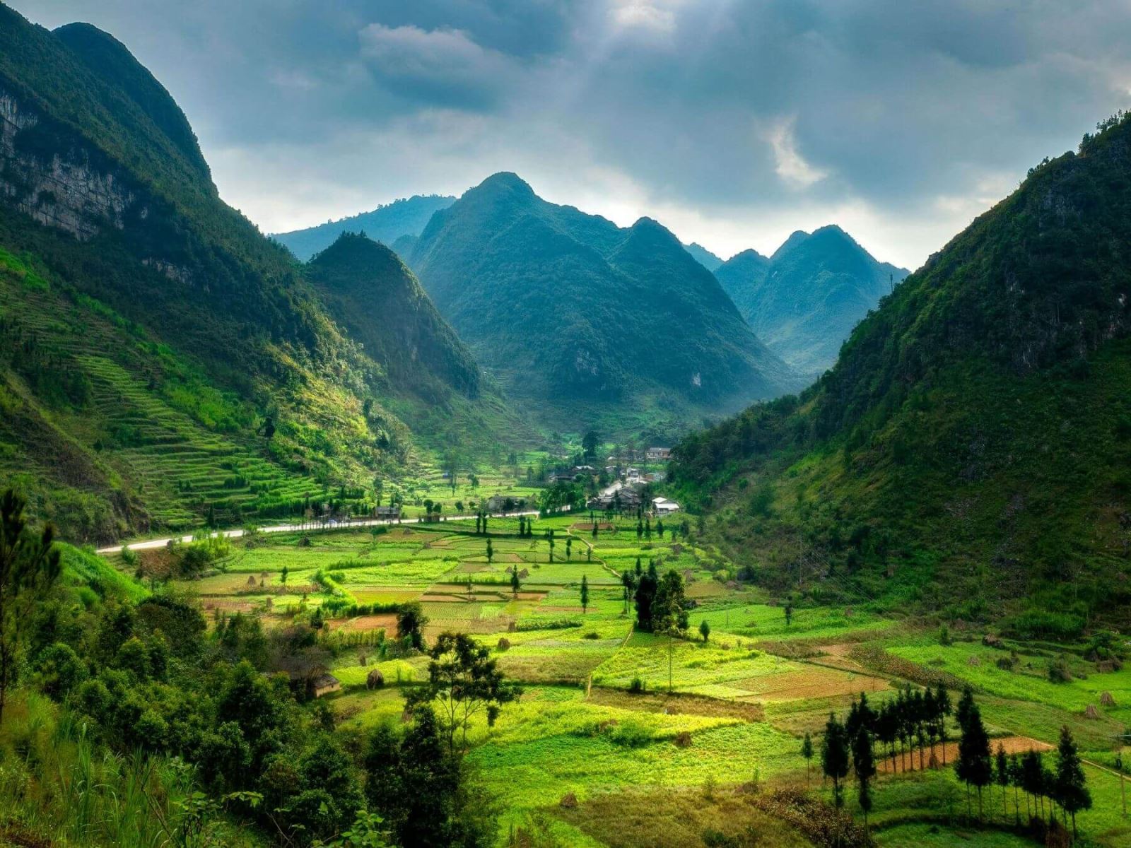 anh-nang-chieu-xuyen-qua-may-roi-vao-mot-thung-lung-xanh-muot-trong-tour-du-lich-cao-bang