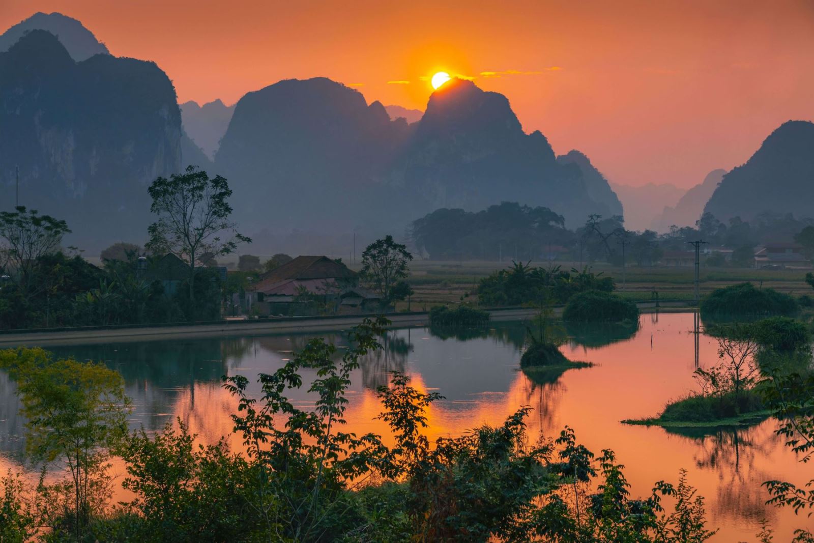 canh-hoang-hon-lang-man-tren-vung-nui-dong-bac-cao-bang
