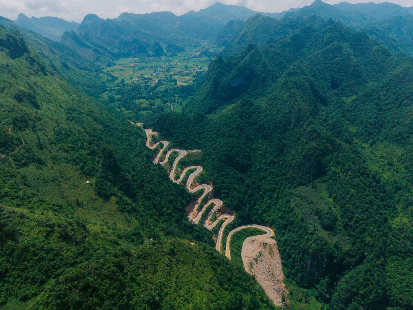 deo-khau-coc-tra-deo-15-tang-nhin-tu-tren-cao-nhu-con-ran-bo-vat-ngang-qua-khe-nui-trong-tour-du-lich-cao-bang