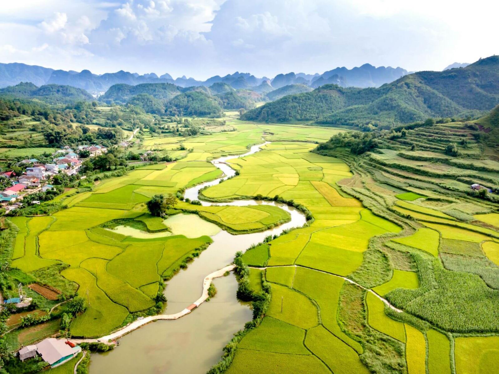 mot-canh-dong-lua-bao-quanh-con-song-uon-luon-trong-tour-xe-jeep-cao-bang
