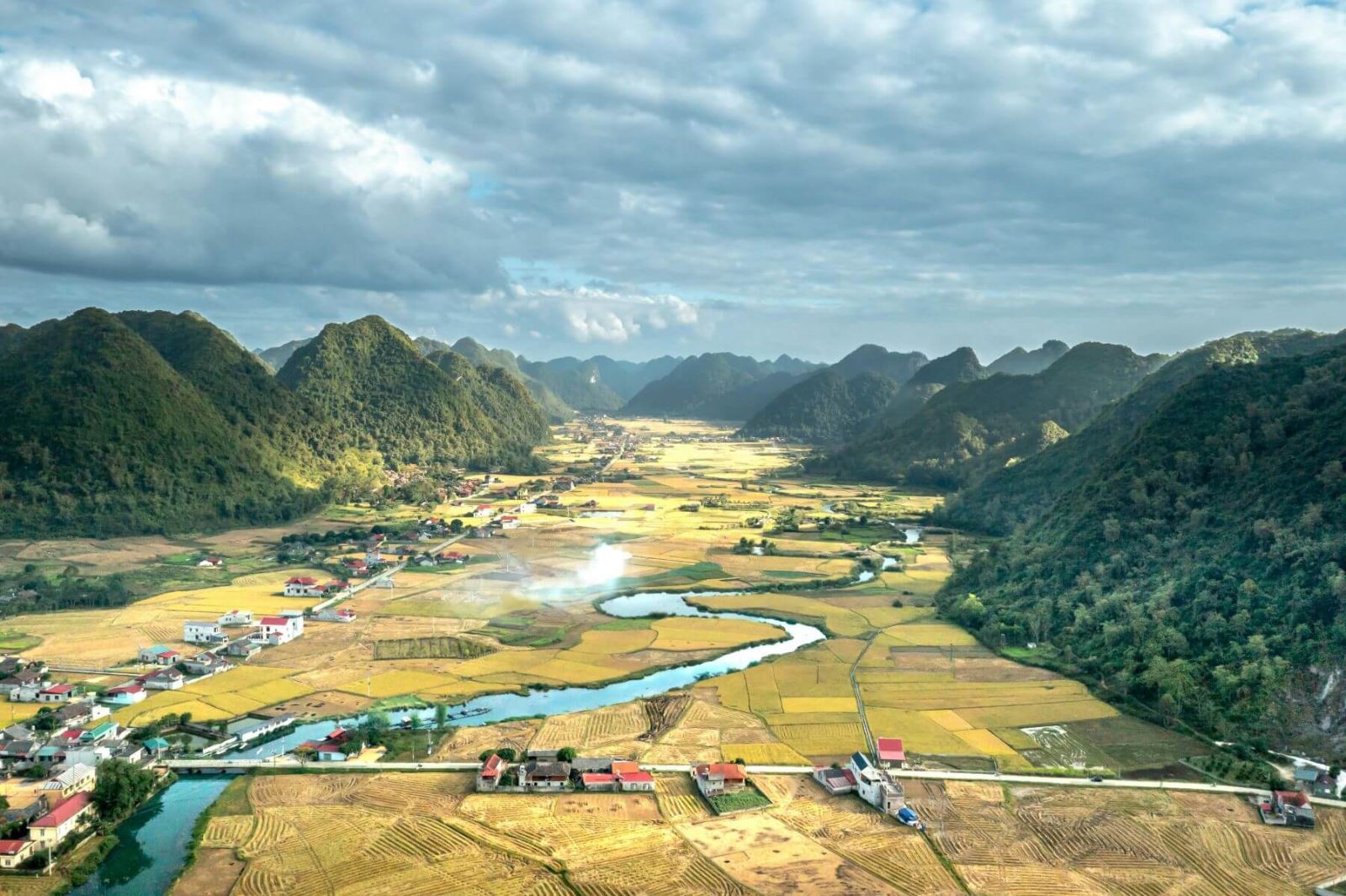 mot-thung-lung-voi-dong-lua-chin-vang-trong-tour-du-lich-cao-bang-xe-jeep