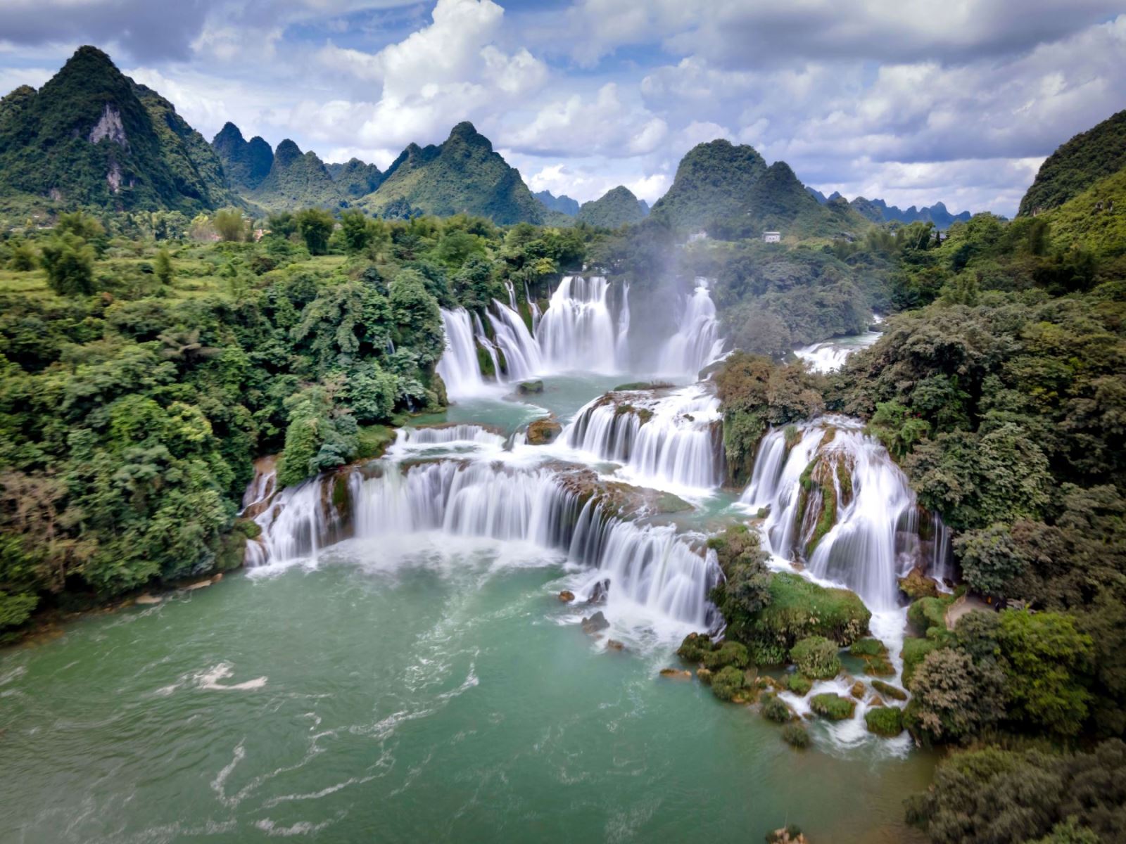 toan-canh-thac-ban-gioc-hung-vy-trong-tour-du-lich-cao-bang